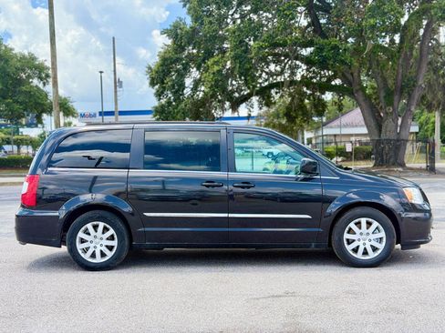 Used 2015 Chrysler Town & Country Touring FWD image 6