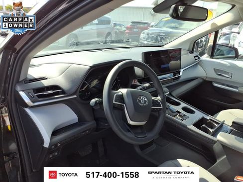 Used 2025 Toyota Sienna XLE FWD image 14