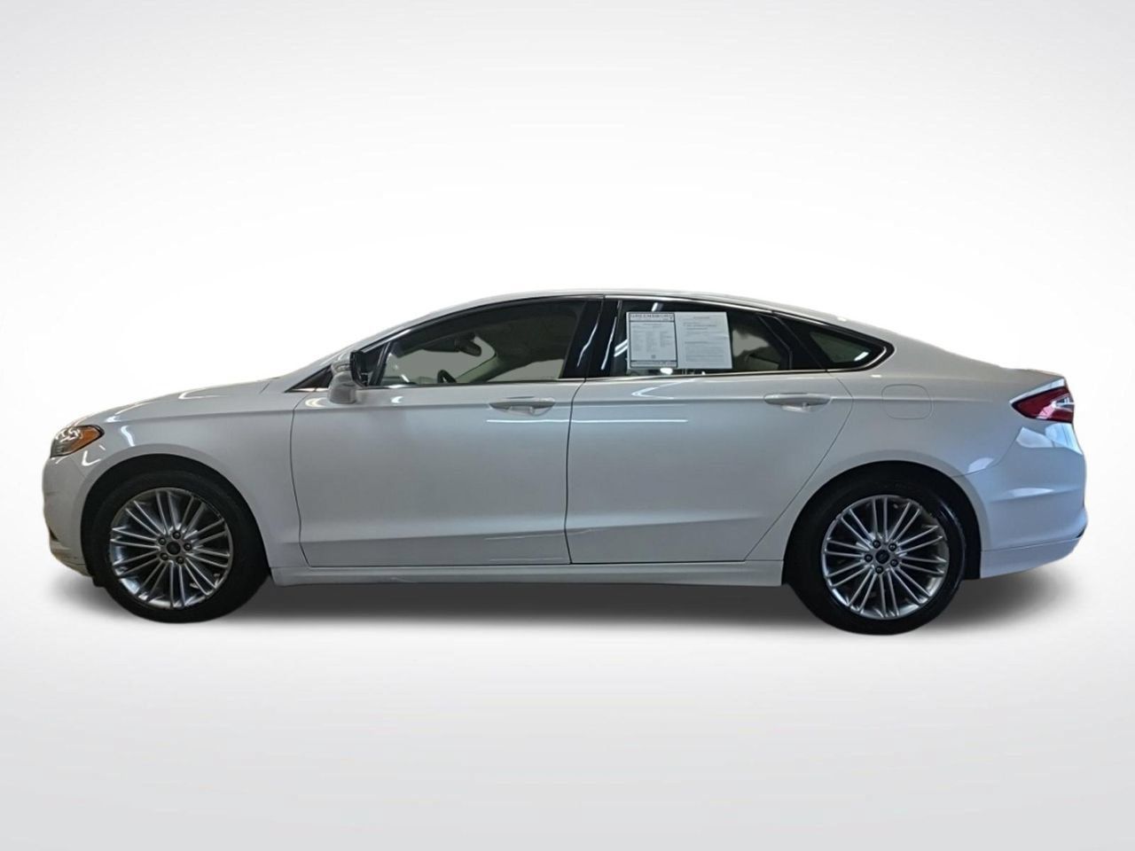 Used 2016 Ford Fusion SE w/ Equipment Group 202A FWD image 2