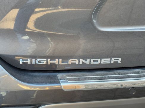 Used 2024 Toyota Highlander Platinum image 11