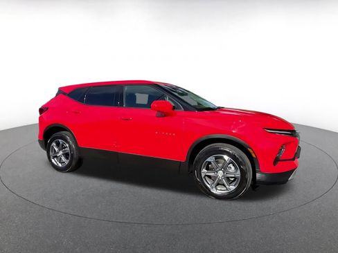 Used 2025 Chevrolet Blazer LT FWD image 2