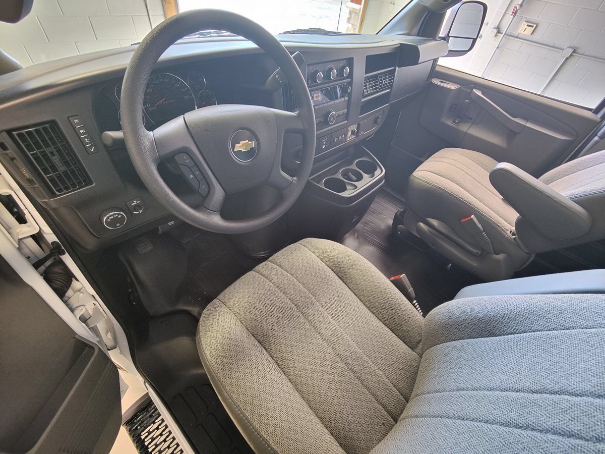 Used 2025 Chevrolet Express 3500 w/ Driver Convenience Package RWD image 38