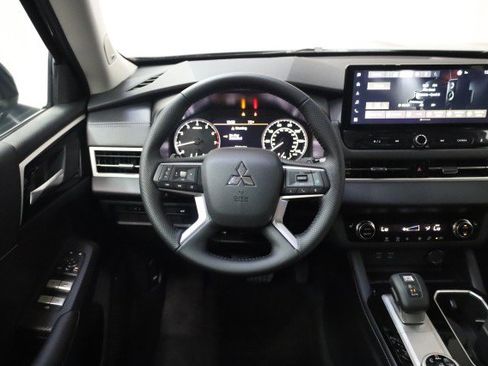 New 2025 Mitsubishi Outlander SE image 18