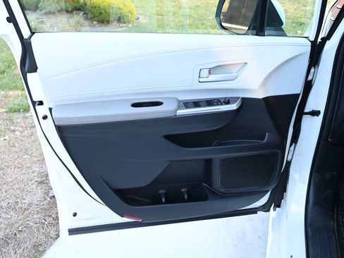 Used 2025 Toyota Sienna LE image 16