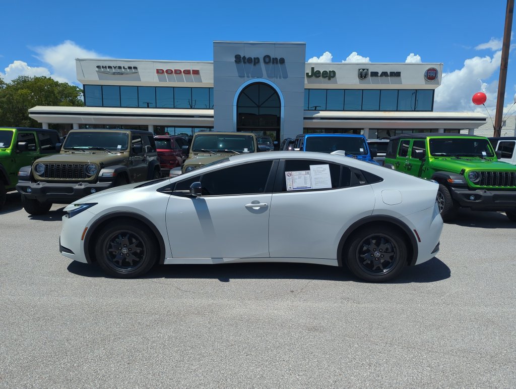 Used 2025 Toyota Prius LE FWD image 3