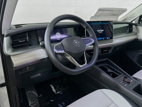 Used 2025 Volkswagen Tiguan SE image 9