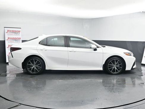 Used 2023 Toyota Camry SE image 9