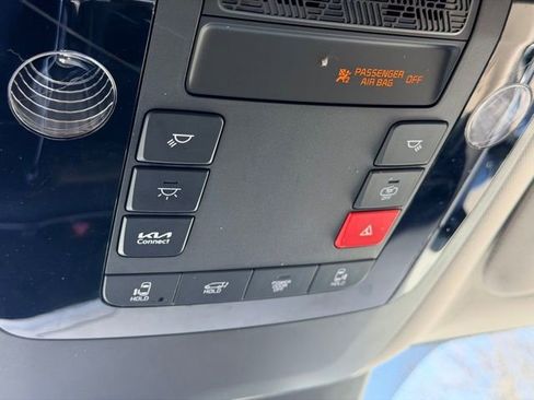 Used 2025 Kia Carnival EX image 18