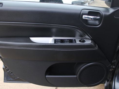 Used 2014 Jeep Compass Latitude image 10