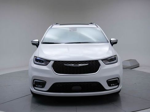 Used 2025 Chrysler Pacifica Pinnacle image 8