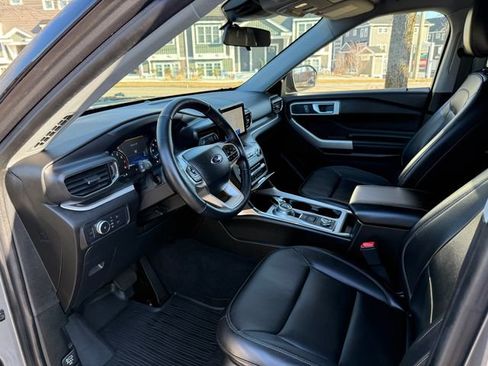 Used 2022 Ford Explorer XLT w/ Equipment Group 202A image 3