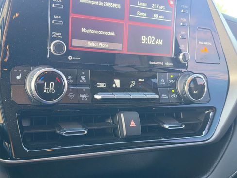 Used 2022 Toyota Highlander XLE AWD/4WD image 24