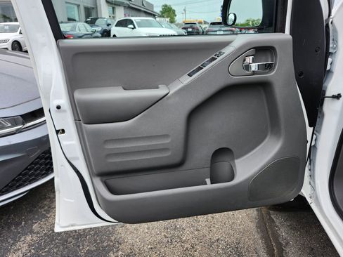 Used 2016 Nissan Frontier SV w/ SV Value Truck Package AWD/4WD image 10