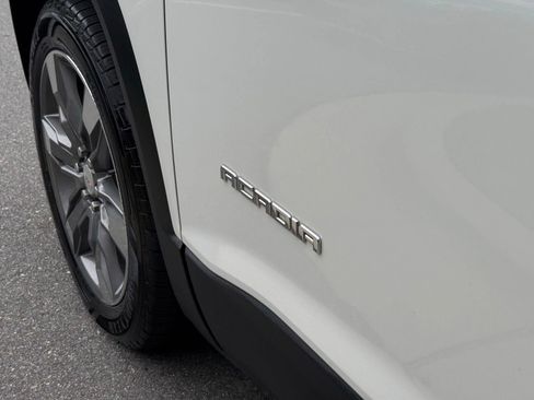 Used 2018 GMC Acadia SLT w/ LPO, Floor Liner Package FWD image 17