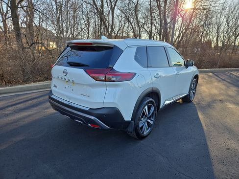 Used 2023 Nissan Rogue SL w/ SL Premium Package image 3