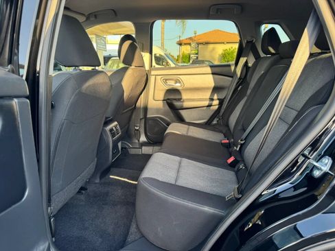Used 2025 Nissan Rogue SV FWD image 11