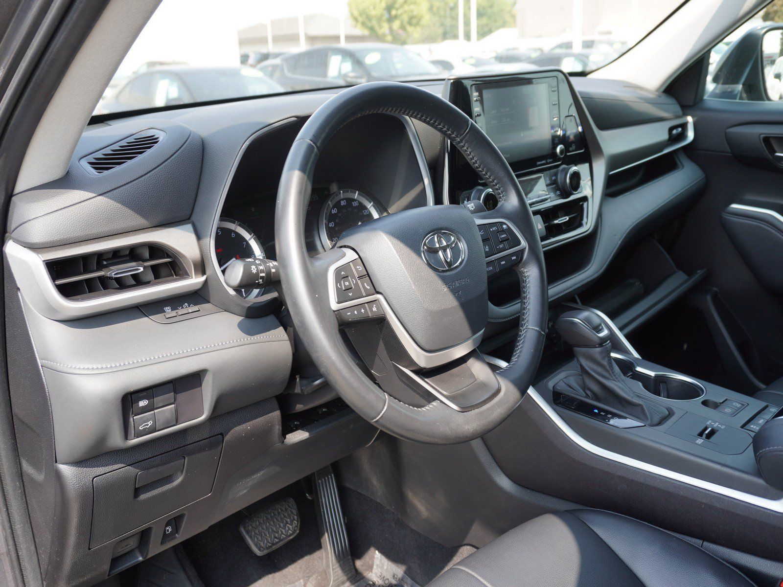 Used 2022 Toyota Highlander XLE FWD image 22