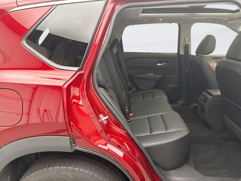 Used 2023 Nissan Rogue SV w/ SV Premium B Package image 18