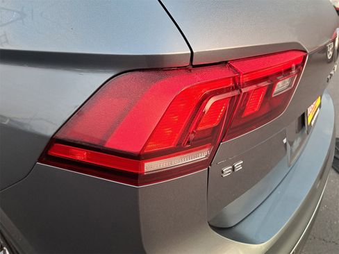 Certified 2022 Volkswagen Tiguan SE w/ Panoramic Sunroof Package image 35