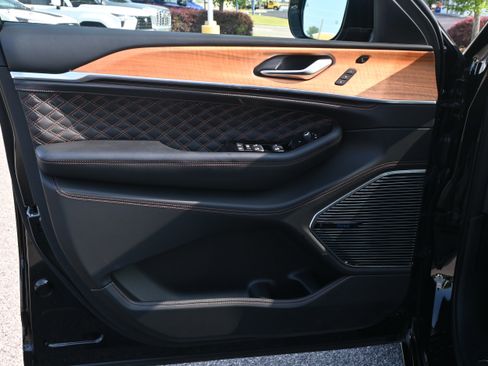 Used 2023 Jeep Grand Cherokee Summit AWD/4WD image 15