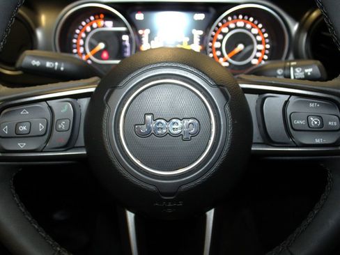 Used 2023 Jeep Gladiator Willys image 12