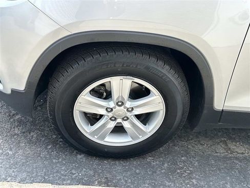 Used 2019 Chevrolet Trax LT w/ LT Convenience Package FWD image 6