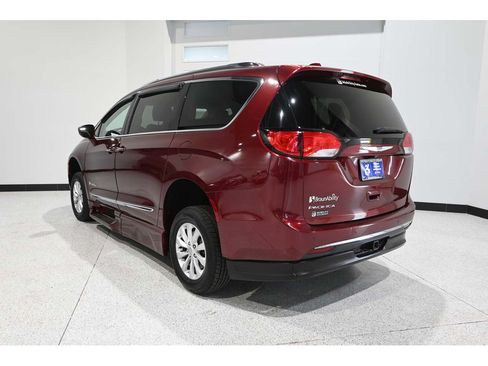Used 2018 Chrysler Pacifica Touring-L FWD image 8