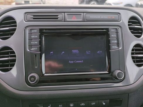 Used 2017 Volkswagen Tiguan S image 23