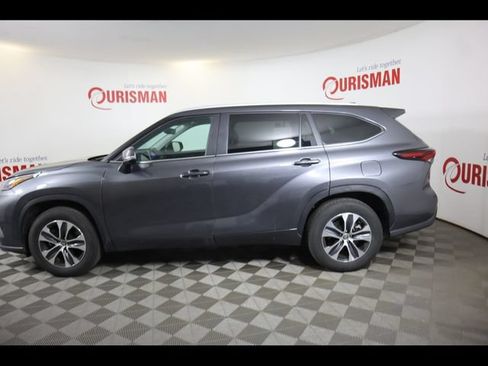 Used 2024 Toyota Highlander XLE FWD image 9