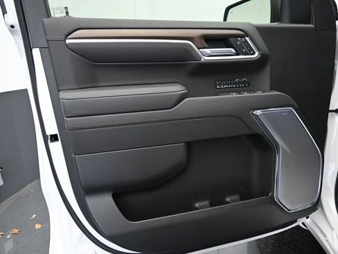 New 2025 Chevrolet Silverado 1500 High Country w/ Technology Package AWD/4WD image 16