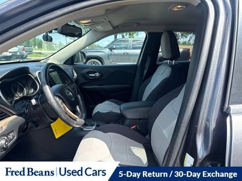 Used 2016 Jeep Cherokee Latitude w/ Safety/Convenience Group AWD/4WD image 19