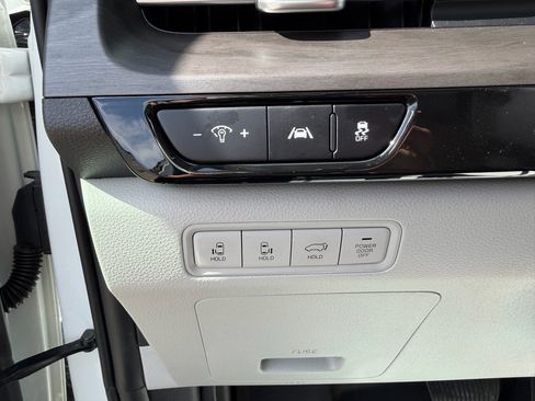 Used 2024 Kia Carnival EX FWD image 12