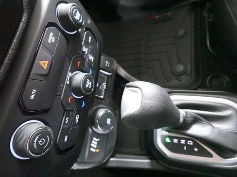 Used 2019 Jeep Renegade Latitude w/ Cold Weather Group image 20