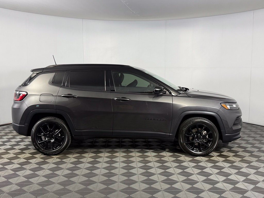 Used 2022 Jeep Compass Latitude FWD image 7