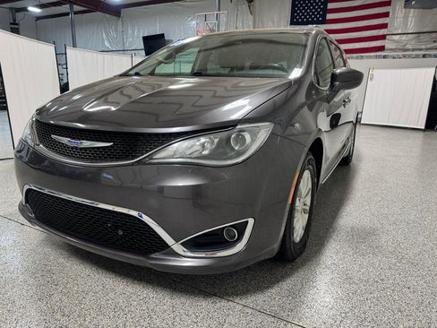 Used 2018 Chrysler Pacifica Touring-L Plus FWD image 4