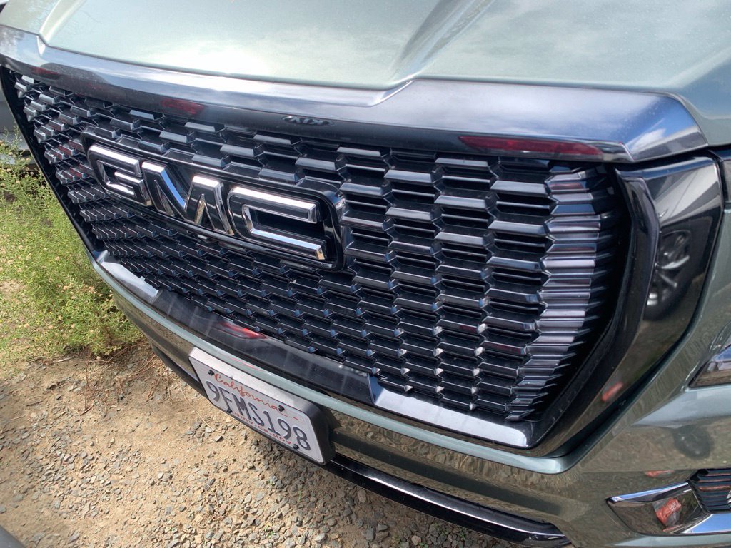 Used 2023 GMC Yukon XL Denali Ultimate AWD/4WD image 3