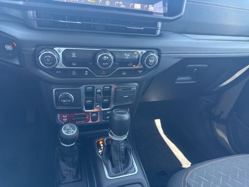 Used 2025 Jeep Gladiator Mojave AWD/4WD image 19