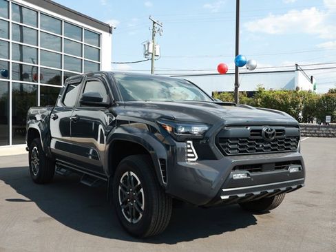 Used 2025 Toyota Tacoma TRD Sport w/ TRD Sport Upgrade Package RWD image 3