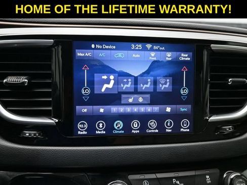 Used 2018 Chrysler Pacifica Touring-L Plus FWD image 27