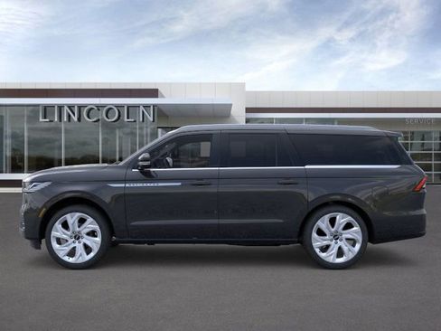 New 2025 Lincoln Navigator L Reserve AWD/4WD image 3