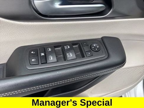 Used 2023 Chrysler Pacifica Touring-L FWD image 13