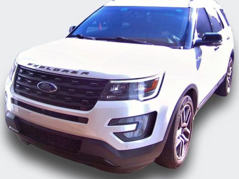 Used 2017 Ford Explorer Sport w/ Equipment Group 401A AWD/4WD image 2