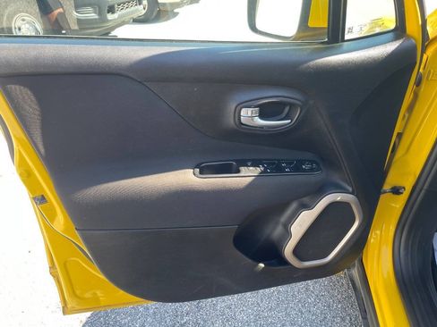 Used 2017 Jeep Renegade Latitude AWD/4WD image 11