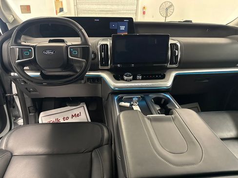Used 2025 Ford Expedition Platinum AWD/4WD image 14
