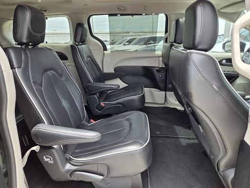 Used 2023 Chrysler Pacifica Limited FWD image 20