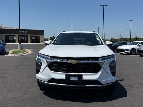 Used 2024 Chevrolet Trax LT w/ Driver Confidence Package FWD image 2