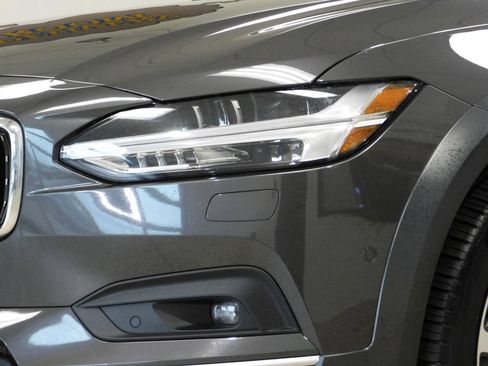 Used 2022 Volvo V90 B6 Cross Country AWD/4WD image 12