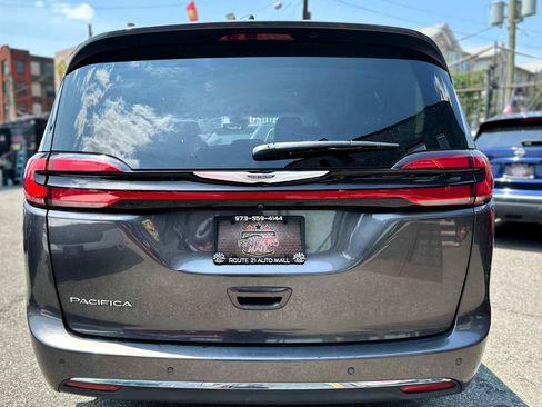 Used 2023 Chrysler Pacifica Touring-L FWD image 5