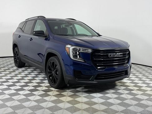 Used 2022 GMC Terrain SLE w/ Elevation Edition FWD image 3