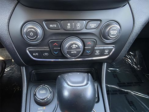 Used 2021 Jeep Cherokee Latitude Lux w/ Sun & Sound Group image 18